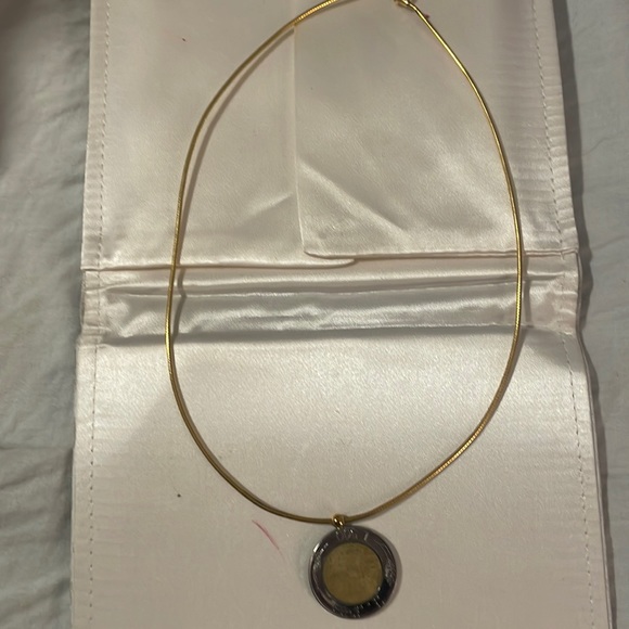 gorgeous and timeless this gold wire with coin in the middle of medillioo - Picture 1 of 1